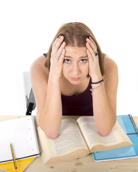Estudiante universitaria que estudia para el examen universitario preocupada por el estrés sensación de cansancio y presión de prueba —  Fotos de Stock