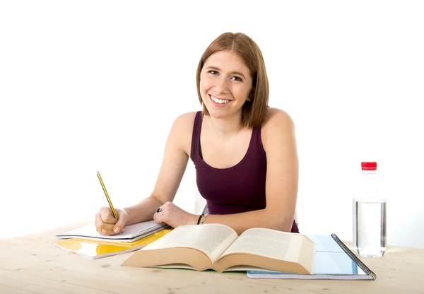 Jonge mooie college student meisje studeren gelukkig zelfverzekerd en positieve — Stockfoto