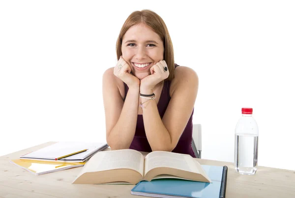 Jovem bela menina estudante universitário estudando feliz confiante e positivo — Fotografia de Stock