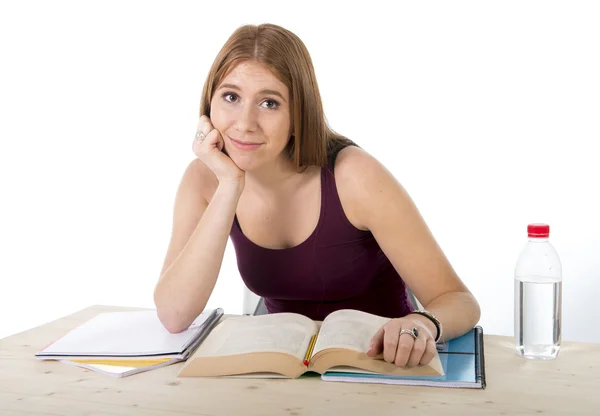 Jovem bela menina estudante universitário estudando feliz confiante e positivo — Fotografia de Stock