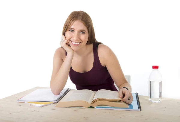 Junge schöne College-Studentin studiert glücklich zuversichtlich und positiv — Stockfoto
