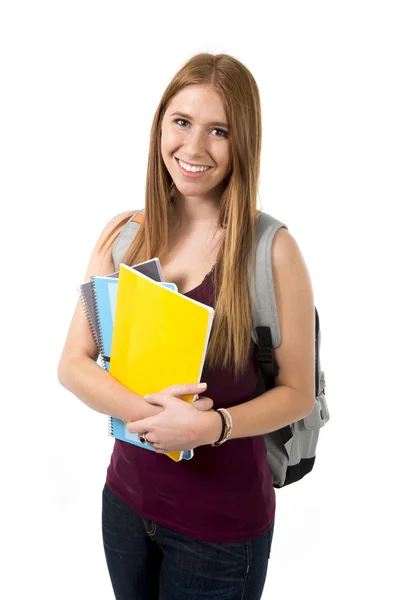 Joven hermosa estudiante universitaria llevando mochila y libros posando feliz y confiado en concepto de educación universitaria —  Fotos de Stock