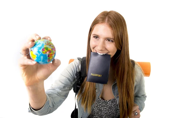 Jeune étudiante touriste femme titulaire d'un passeport sur la bouche recherche voyage destination tenant monde globe — Photo