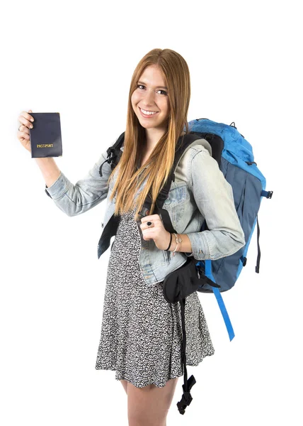 Felice giovane studente turista donna portando zaino mostrando passaporto nel concetto di turismo — Foto Stock