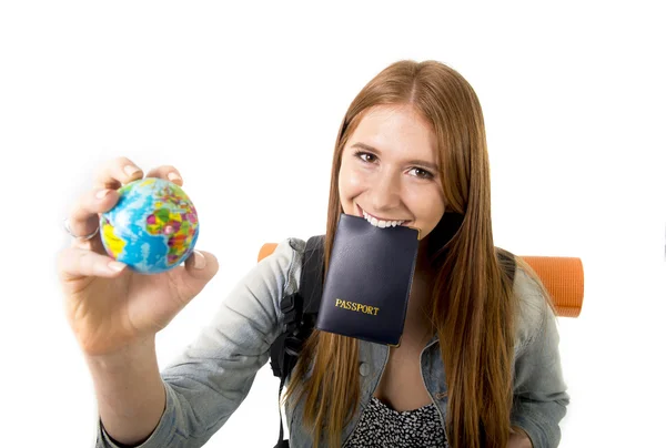 Jeune étudiante touriste femme titulaire d'un passeport sur la bouche recherche voyage destination tenant monde globe — Photo