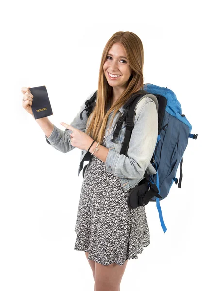 Щаслива молода студентська туристична жінка, що носить рюкзак, що показує паспорт у концепції туризму — стокове фото