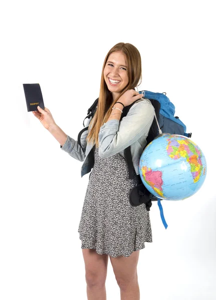 Jovem estudante turista mulher segurando passaporte carregando mochila e globo mundial — Fotografia de Stock