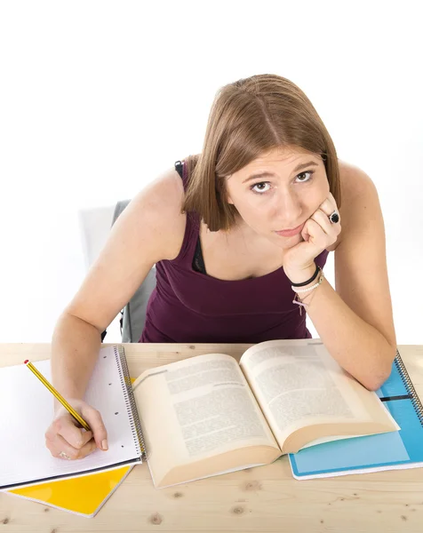 College student meisje studeren voor Universiteit examen bezorgd in stress gevoel vermoeid en beproevingsdruk — Stockfoto