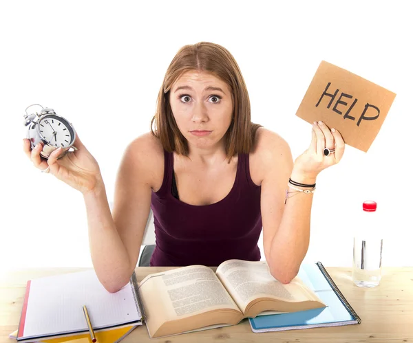 Estudiante universitaria en el estrés pidiendo ayuda para mantener el reloj despertador concepto de examen de tiempo — Foto de Stock