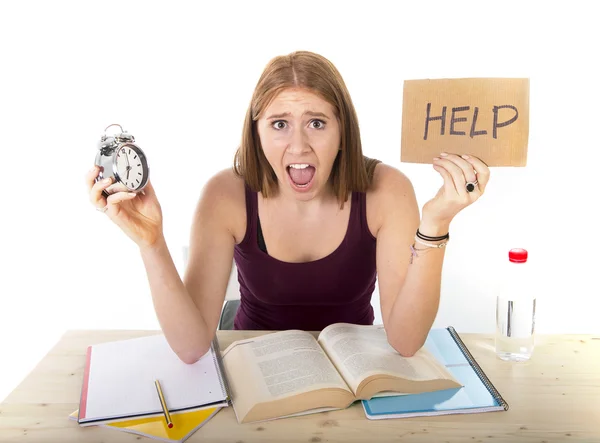 Studente universitario ragazza in stress chiedendo aiuto tenendo sveglia tempo esame concetto — Foto Stock