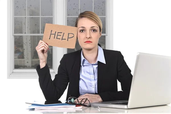 Joven mujer de negocios estresada sosteniendo ayuda firmar sobrecargado de trabajo en la oficina ordenador —  Fotos de Stock