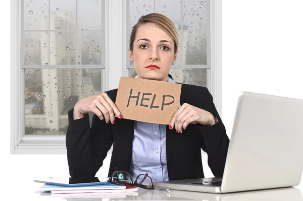 Joven mujer de negocios estresada sosteniendo ayuda firmar sobrecargado de trabajo en la oficina ordenador —  Fotos de Stock