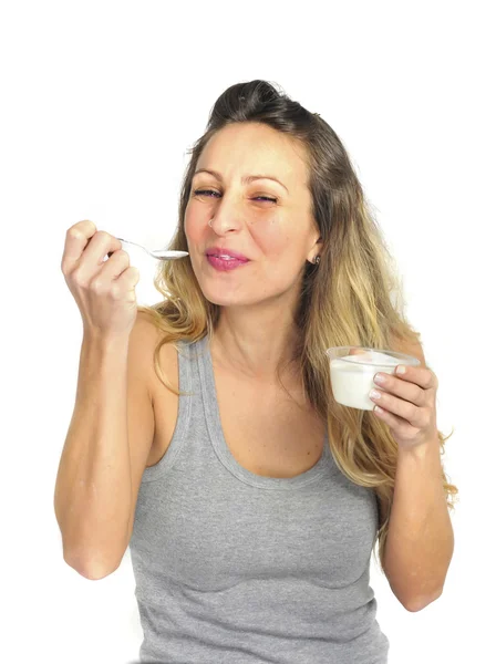 Joven chica rubia sexy y atractiva con cuchara comer yogur crema natural en la dieta una nutrición saludable —  Fotos de Stock