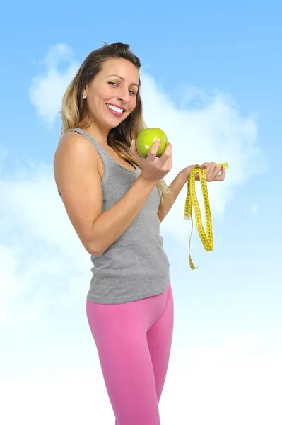 性感美丽的女人抱着青苹果果实中健康吃东西 — 图库照片