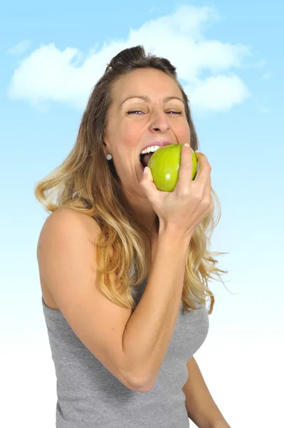 Szexi gyönyörű nő csípős zöld alma gyümölcs az egészséges táplálkozás — Stock Fotó