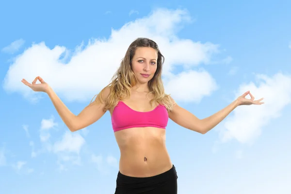 Sexy bella donna con i capelli biondi e vestiti sportivi facendo loto mani yoga posa in reggiseno superiore — Foto Stock