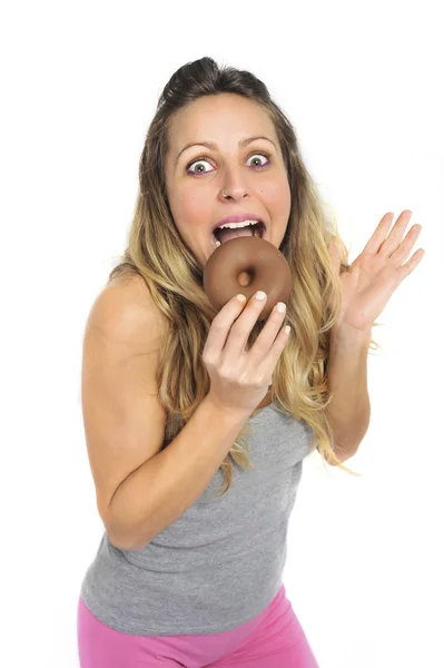 Jovem sexy travessa mulher comer chocolate donut feliz culpado por nutrição insalubre — Fotografia de Stock