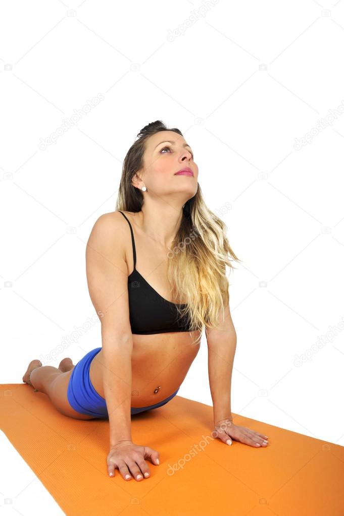 Jovem sexy atraente mulher em forma no ginásio fazendo exercício