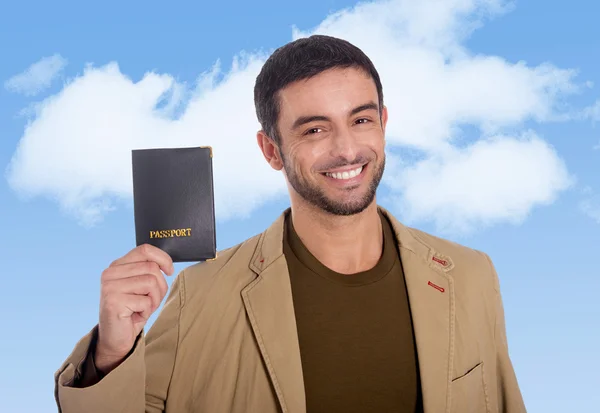 Giovane viaggiatore attraente uomo in possesso di passaporto sorridente felice e fiducioso — Foto Stock