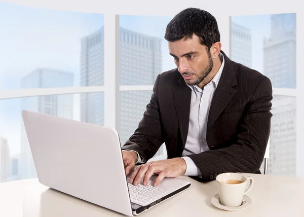 Unga attraktiva affärsman arbetar på business distriktskontor sitter vid dator skrivbord med kaffekopp — Stockfoto