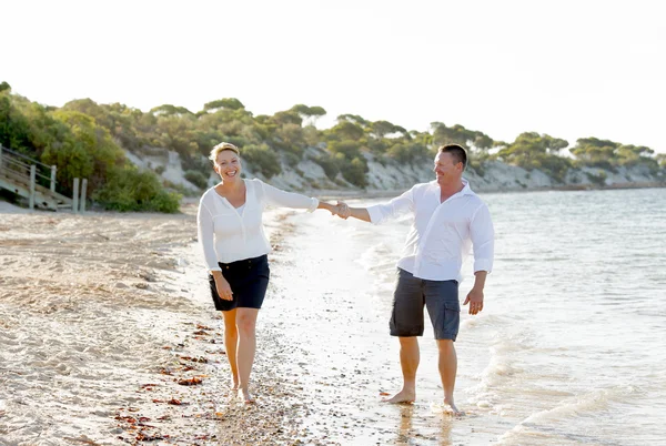 迷人美丽的夫妇在海滩上散步，在浪漫的夏天假期的爱 — 图库照片