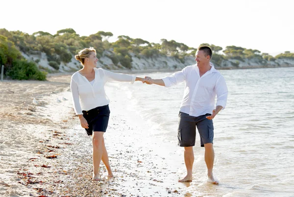 Atrakcyjna para piękny w miłości spaceru na plaży w romantycznych wakacji — Zdjęcie stockowe