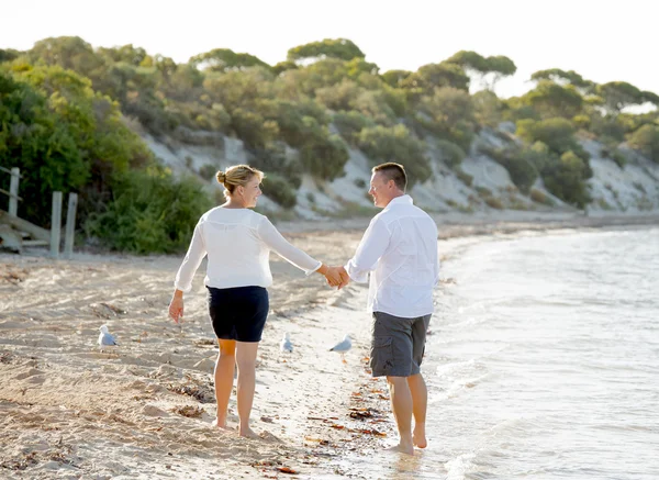 Attractive beautiful  couple in love walking on the beach in romantic summer holidays — Stock Photo, Image