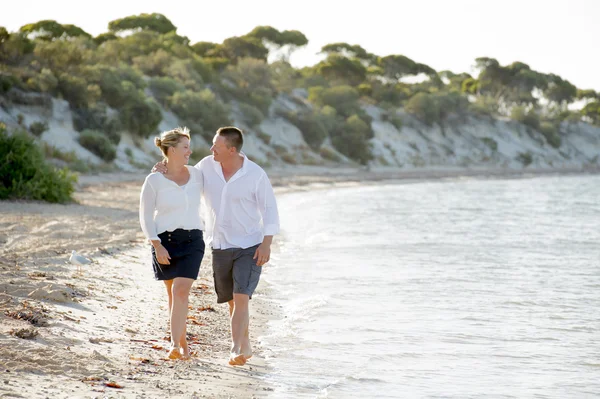 Ελκυστικές όμορφο ζευγάρι στην αγάπη περπάτημα στην παραλία, στο ρομαντικό καλοκαιρινές διακοπές — Φωτογραφία Αρχείου