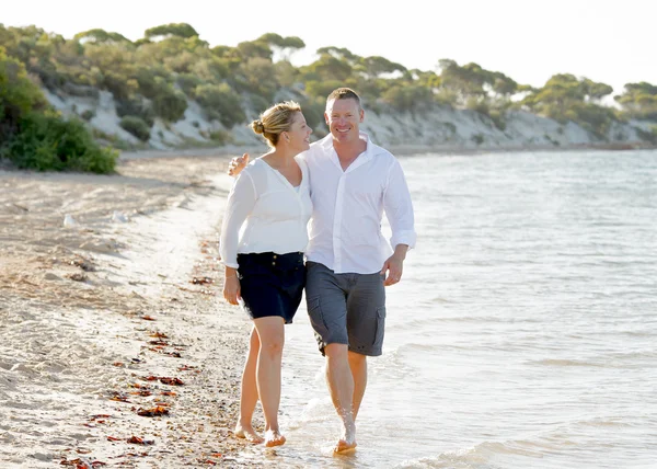 Attractive beautiful  couple in love walking on the beach in romantic summer holidays — Stock Photo, Image