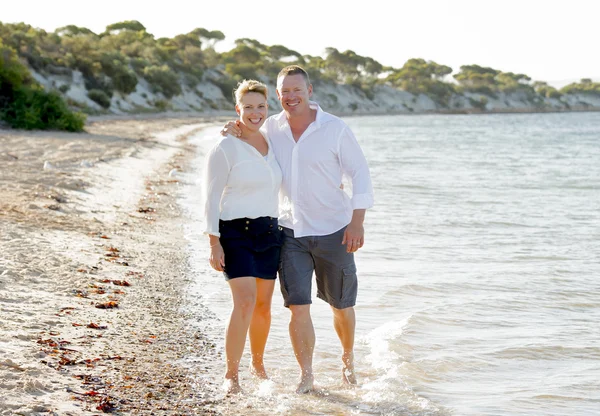 Attraktives schönes verliebtes Paar spaziert im romantischen Sommerurlaub am Strand — Stockfoto
