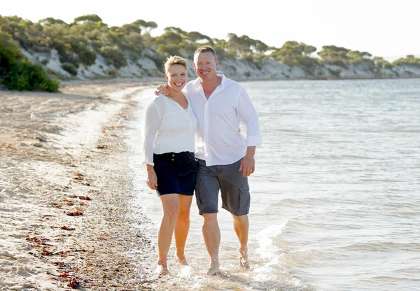 Attractive beautiful  couple in love walking on the beach in romantic summer holidays — Stock Photo, Image