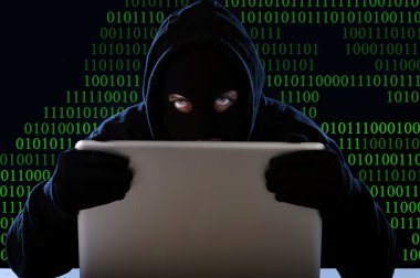 hacker adam siyah kukuleta ve maske ile bilgisayar laptop sistem dijital davetsiz misafir siber suç kavramı kesmek