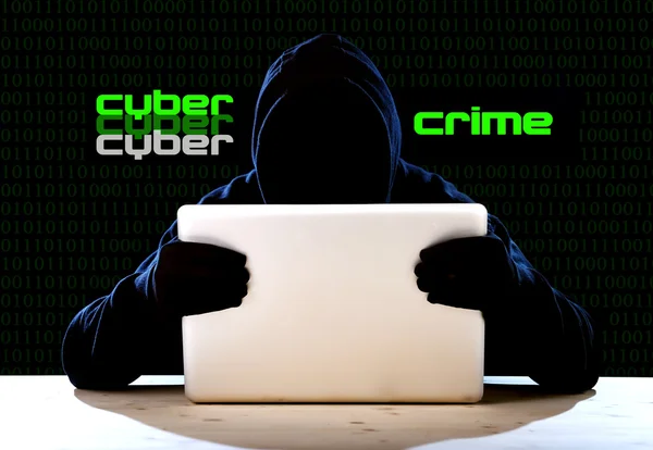 Hacker mannen i svart huva och mask med dator laptop hacking system digital inkräktaren cyber crime koncept — Stockfoto