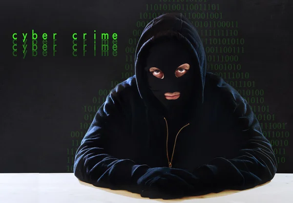 Hacking expert man i huva som känslig information cracker cyber crime begrepp — Stockfoto