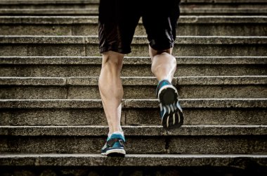 Runner spor adam koşu ve kentsel eğitim iş çalıştıran şehir merdivenlerden yukarı kaslarının keskin eşarp genç atletik bacaklar