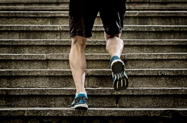 Jovens pernas atléticas com músculos lenço afiado do homem esporte corredor subindo escadas da cidade correndo e correndo em treino de treinamento urbano — Fotografia de Stock