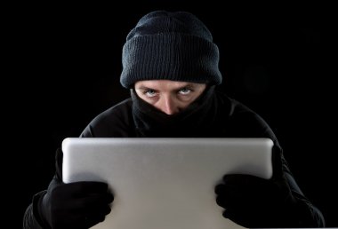 hacker adam kesmek parola ve özel bilgi suç faaliyeti için bilgisayar dizüstü kullanarak siyah