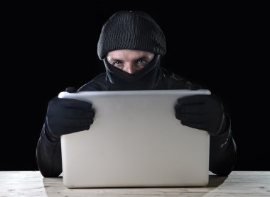 hacker adam kesmek parola ve özel bilgi suç faaliyeti için bilgisayar dizüstü kullanarak siyah