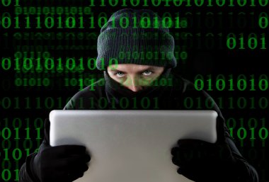 hacker adam kesmek parola ve özel bilgi suç faaliyeti için bilgisayar dizüstü kullanarak siyah