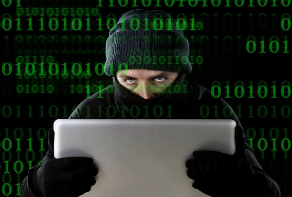 Haker człowiek w czerni przy pomocy komputera laptop do działalności przestępczej, hackowanie hasła i prywatny informacja — Zdjęcie stockowe