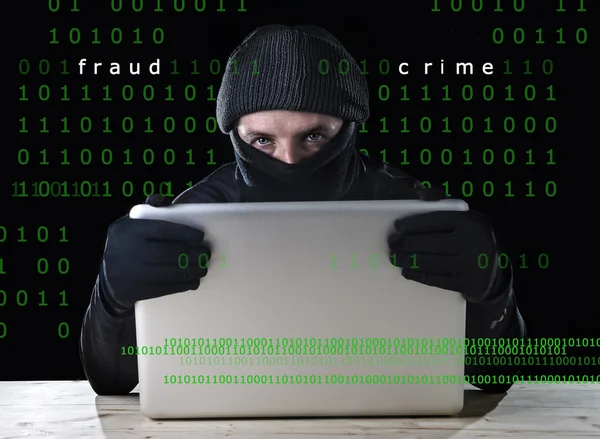 Hacker in Schwarz mit Computer-Laptop für kriminelle Aktivitäten Passwort und private Informationen hacken — Stockfoto