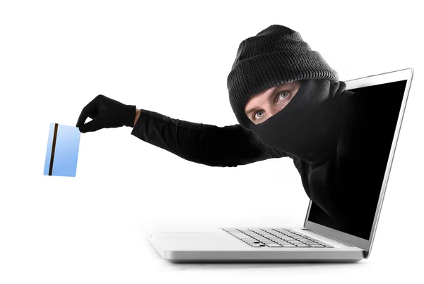 Criminoso cibernético fora do computador agarrando e roubando cartão de crédito conceito de crime cibernético — Fotografia de Stock