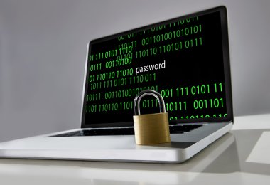 ikili şifre ve parola metin üstünde perde hacker saldırı konsepti ile bilgisayar dizüstü klavye üzerinde kilit