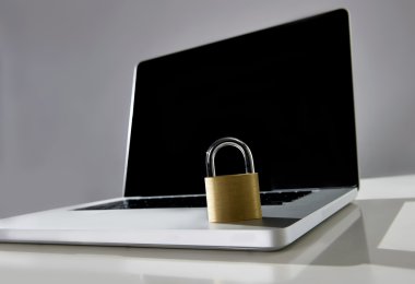 güvenlik açığı bulunan sistemin tehlike hakkında uyarı iletisi için kopya alanı boş siyah perde ile bilgisayar dizüstü klavye kilidi