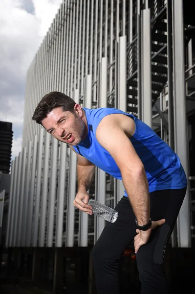 Joven deportista respirando agotado después de correr inclinado cansado —  Fotos de Stock