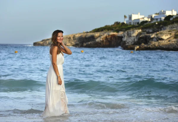 Привлекательная и красивая женщина наслаждается отпуском летний отдых в Испании прибрежная деревня ходьба по пляжу — стоковое фото