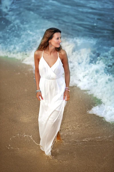 Mujer atractiva y hermosa disfrutando de vacaciones de verano en el pueblo de la costa de España caminando en la playa — Foto de Stock