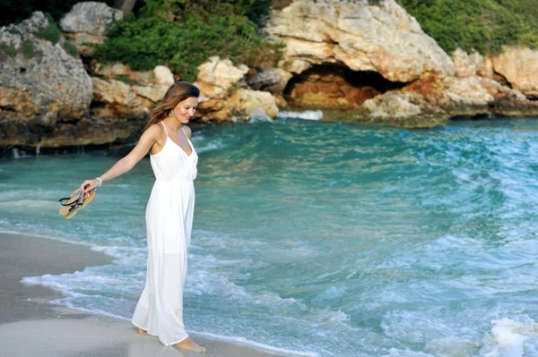 Attraente e bella donna godendo vacanze vacanze estive in Spagna villaggio costiero a piedi sulla spiaggia — Foto Stock