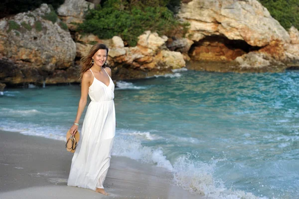 Attraente e bella donna godendo vacanze vacanze estive in Spagna villaggio costiero a piedi sulla spiaggia — Foto Stock