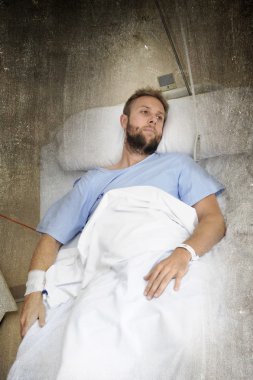 acıdan dinlenme yatak hastane odasında yatan adam kötü sağlık durumu hakkında endişeli